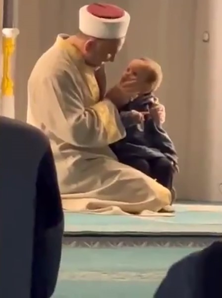 MİNİK MİSAFİR KENDİNE HAYRAN BIRAKTI