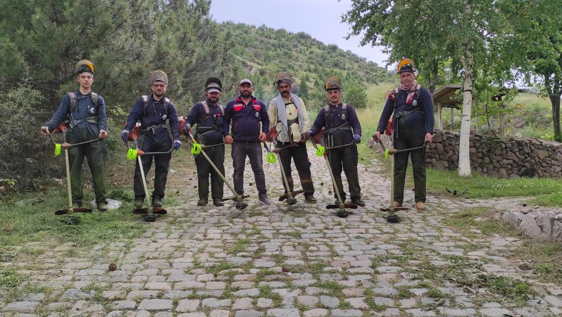 AFYON'DA KURBAN BAYRAMI ÖNCESİ MEZARLIKLARDA ÇALIŞMALAR SÜRÜYOR