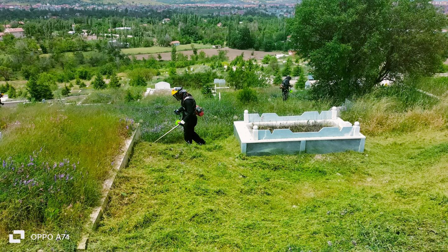 AFYON'DA KURBAN BAYRAMI ÖNCESİ MEZARLIKLARDA ÇALIŞMALAR SÜRÜYOR