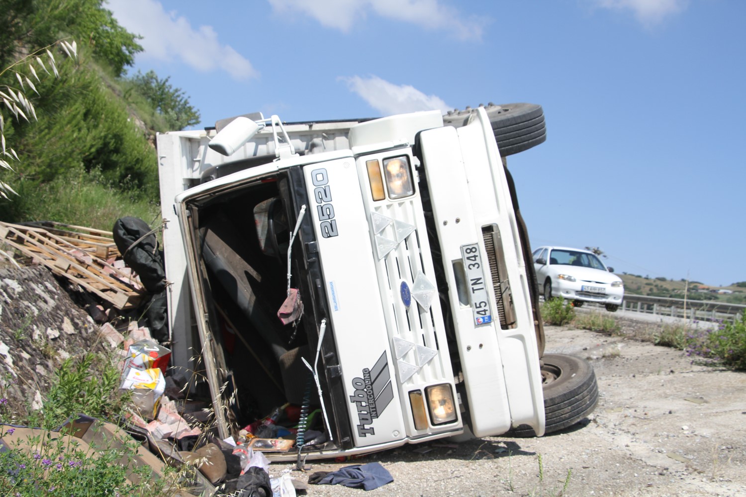 KONTROLDEN ÇIKAN TIR DEVRİLDİ: 2 YARALI