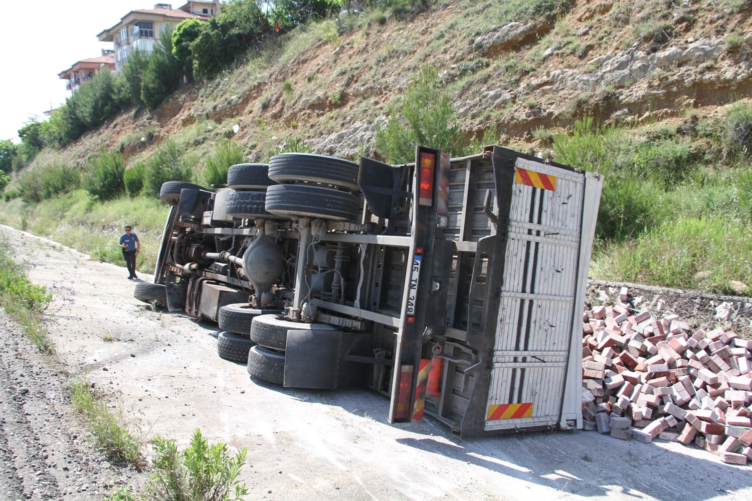 KONTROLDEN ÇIKAN TIR DEVRİLDİ: 2 YARALI