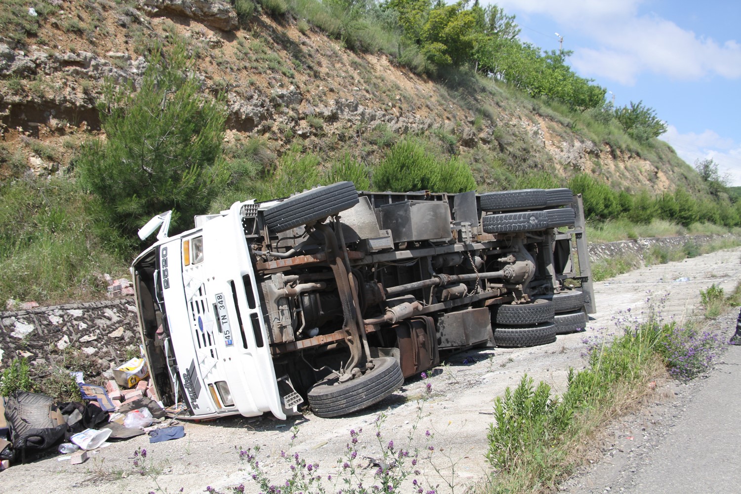 KONTROLDEN ÇIKAN TIR DEVRİLDİ: 2 YARALI