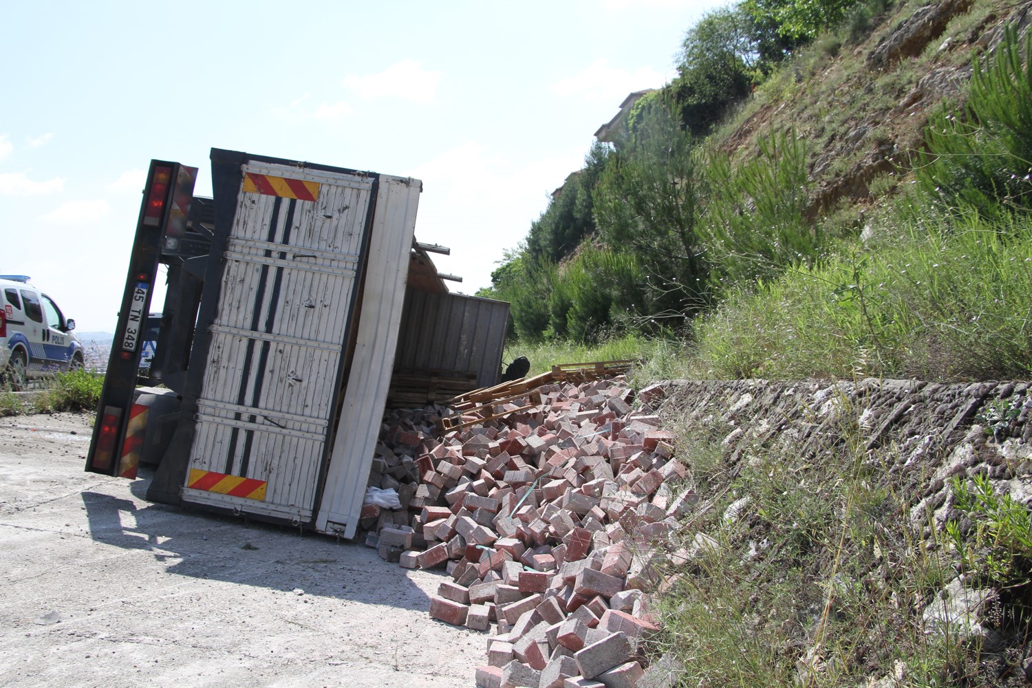 KONTROLDEN ÇIKAN TIR DEVRİLDİ: 2 YARALI