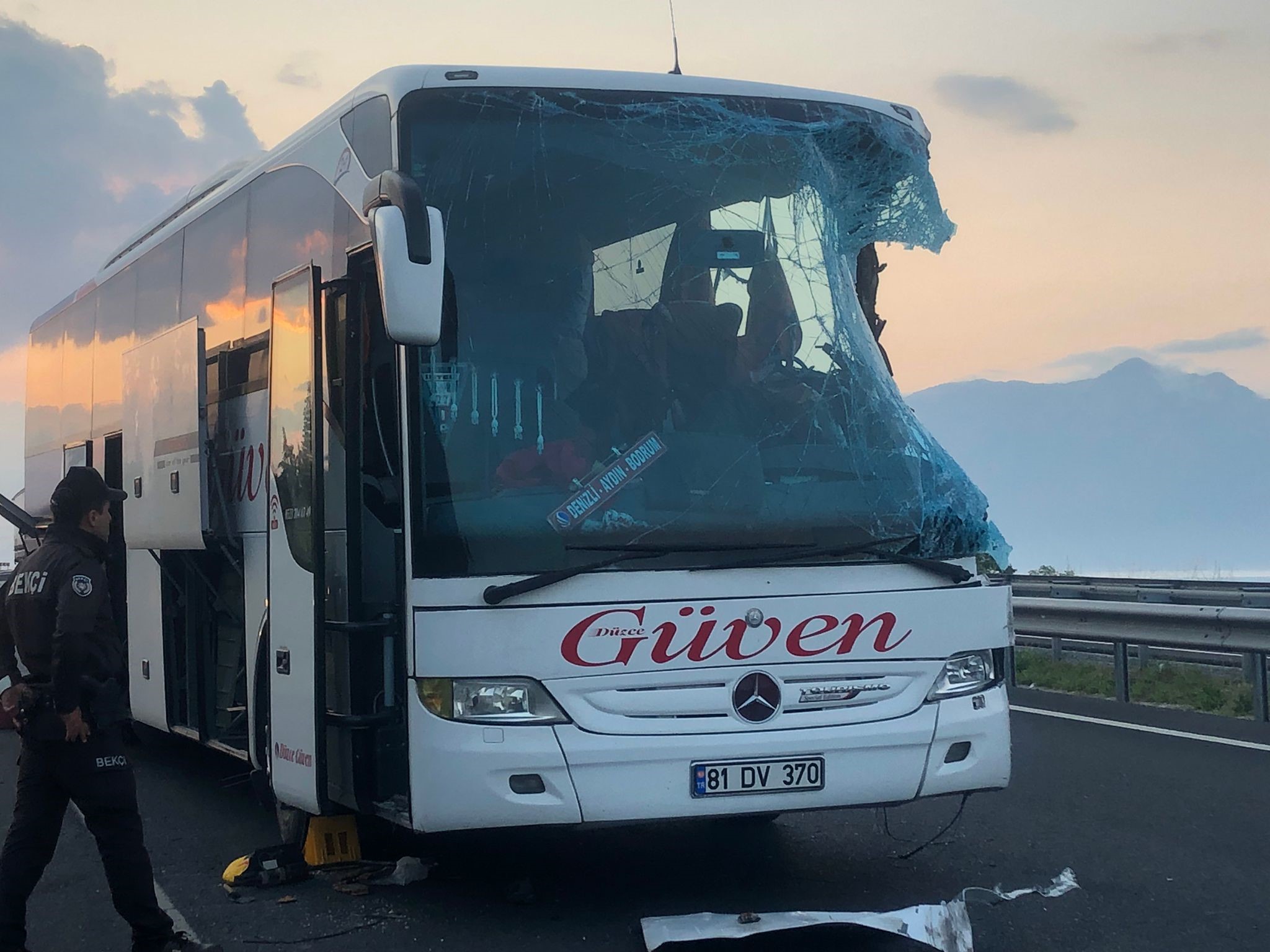 KARŞI ŞERİDE GEÇEN TIR OTOBÜSLE KAFA KAFAYA ÇARPIŞTI