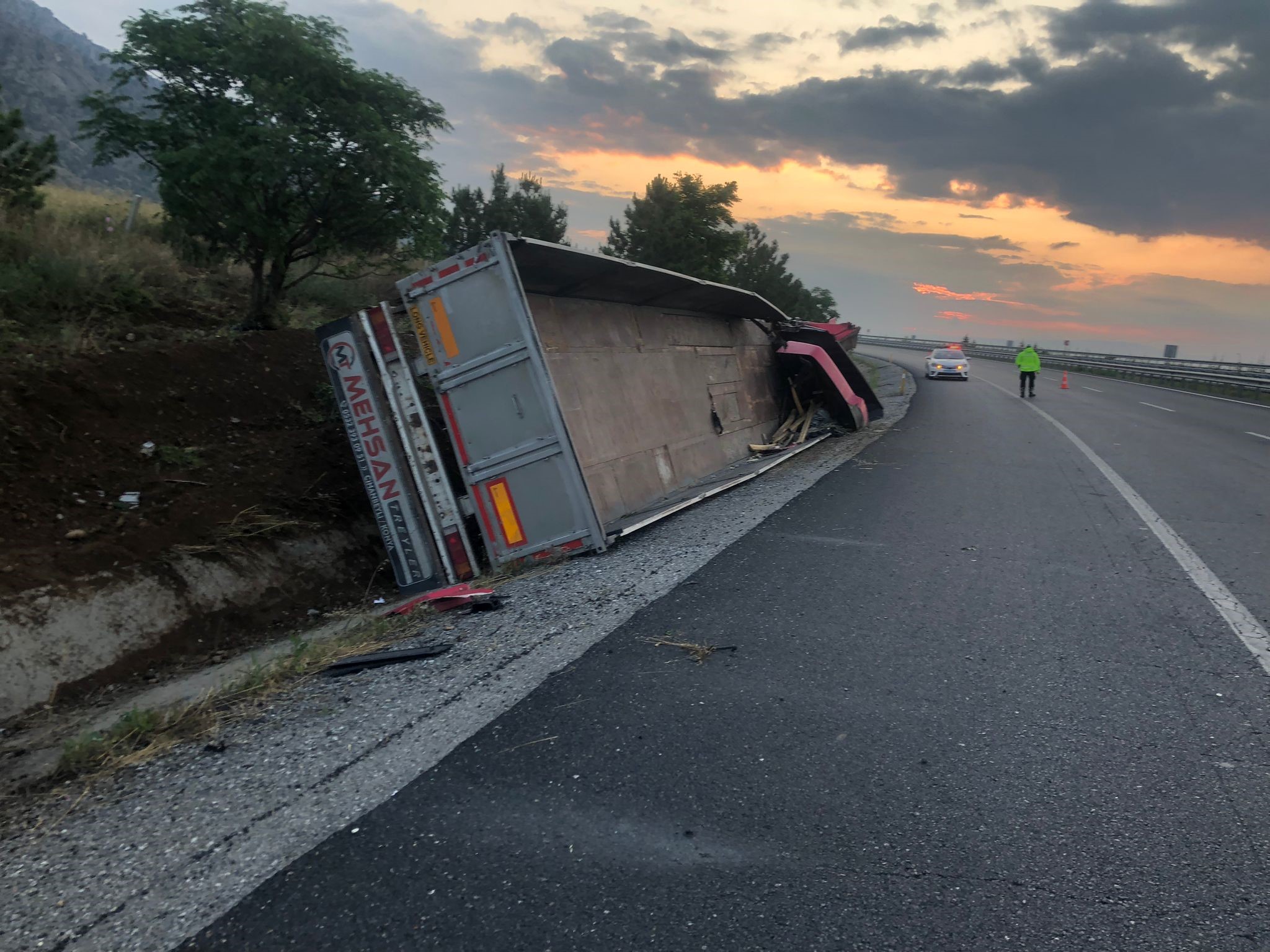 KARŞI ŞERİDE GEÇEN TIR OTOBÜSLE KAFA KAFAYA ÇARPIŞTI