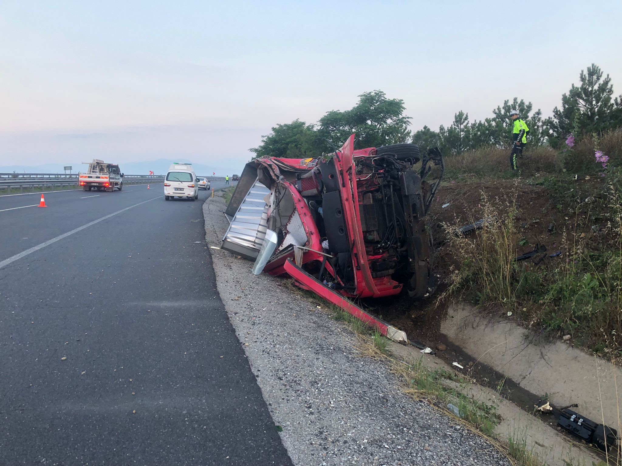 KARŞI ŞERİDE GEÇEN TIR OTOBÜSLE KAFA KAFAYA ÇARPIŞTI