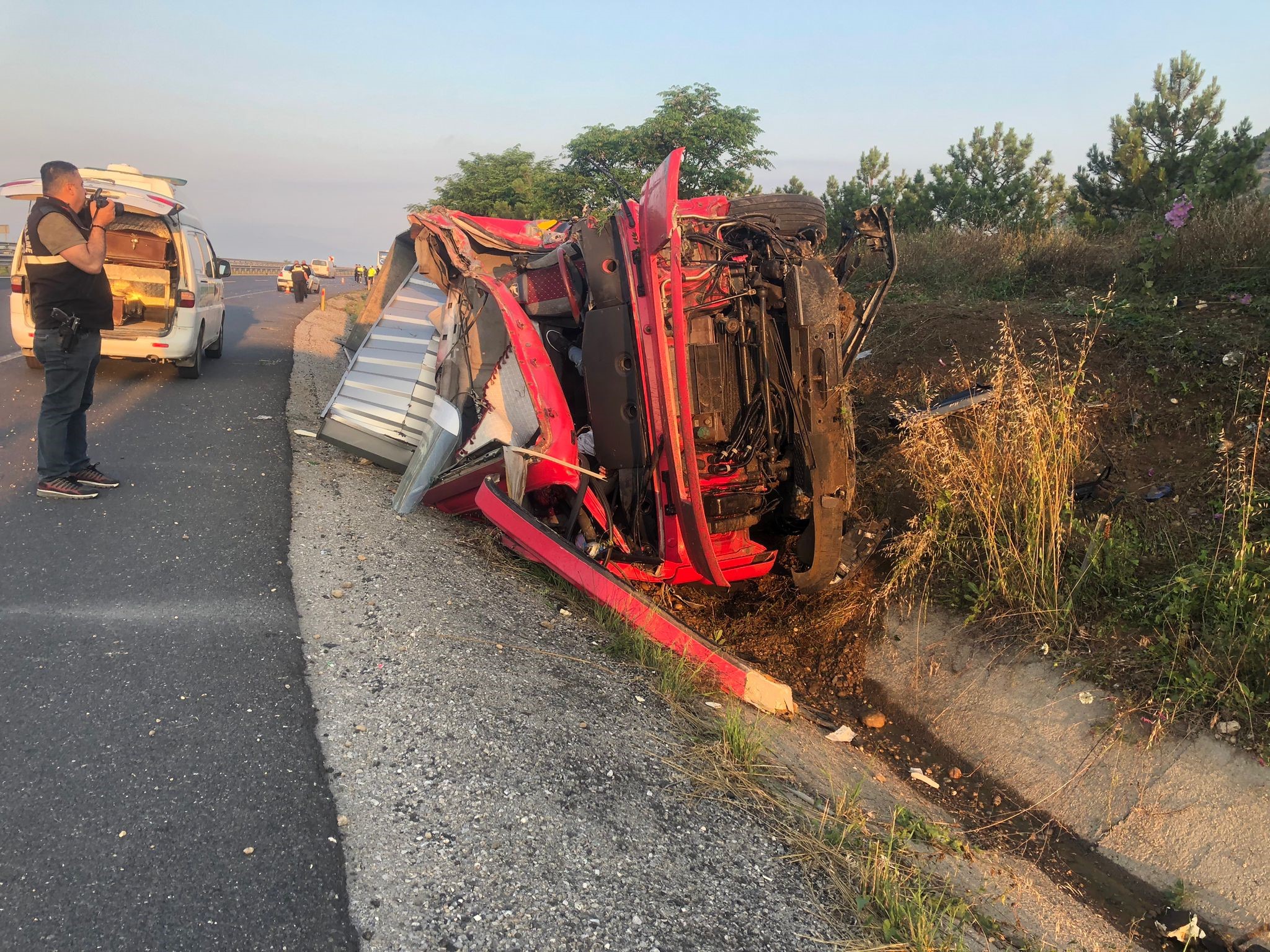 KARŞI ŞERİDE GEÇEN TIR OTOBÜSLE KAFA KAFAYA ÇARPIŞTI