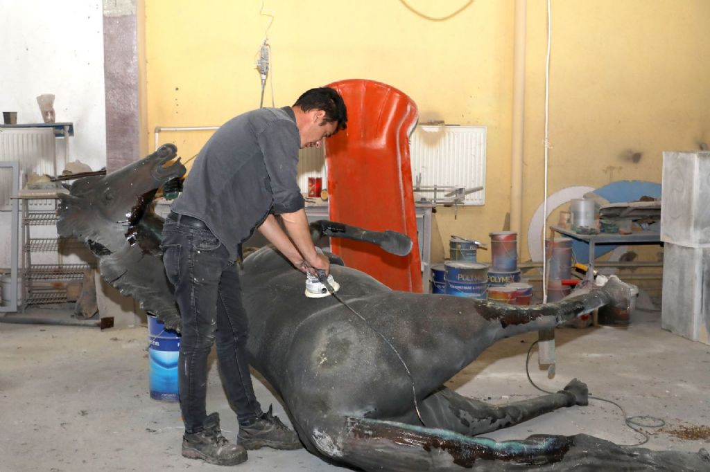 USTA ELLER PARKLARI GÜZELLEŞTİRİYOR