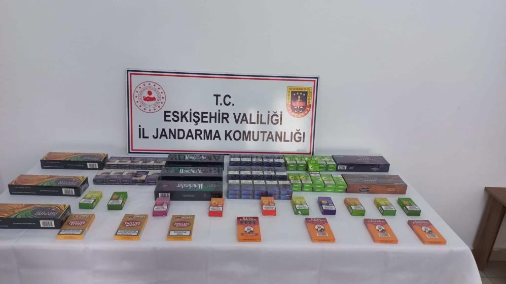 ŞÜPHELİ ŞAHSIN ARACINDAKİ KAÇAK SİGARALAR ELE GEÇİRİLDİ