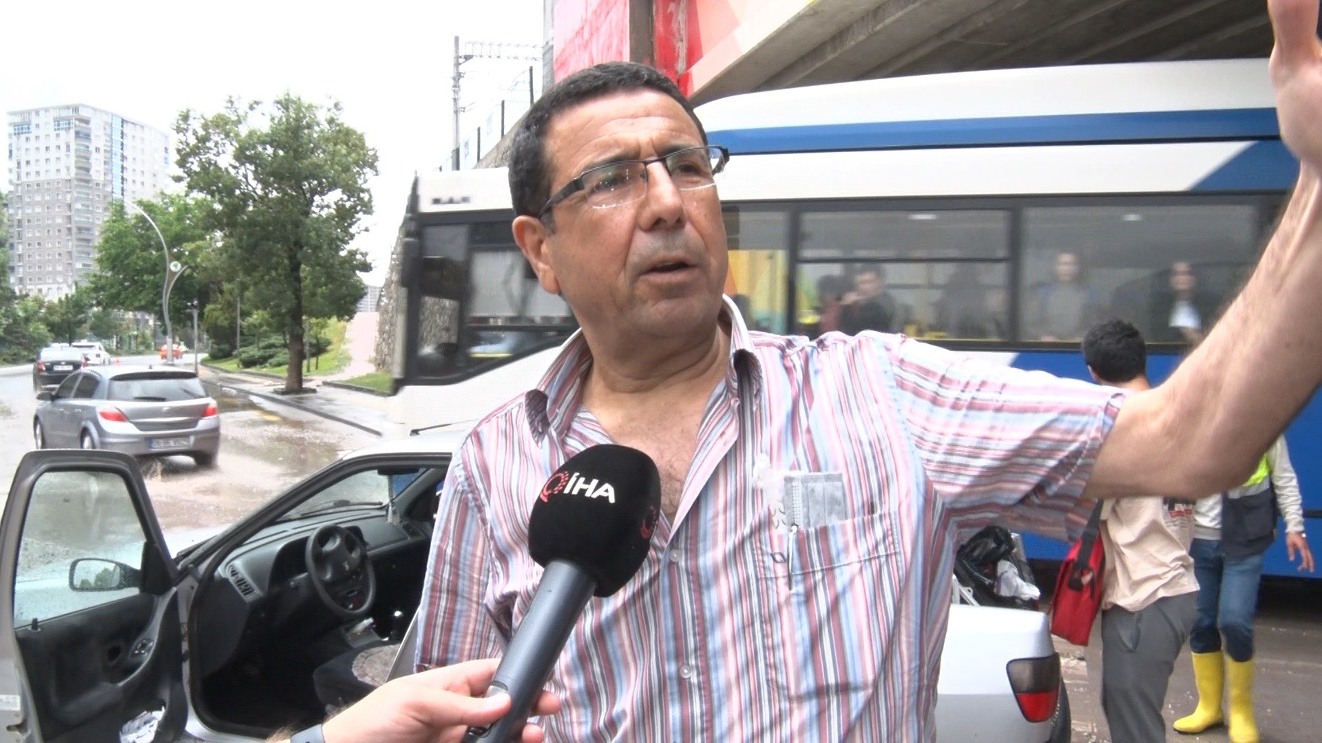 BAŞKENTTE 2 ARAÇ ALT GEÇİTTE SULAR ALTINDA KALDI