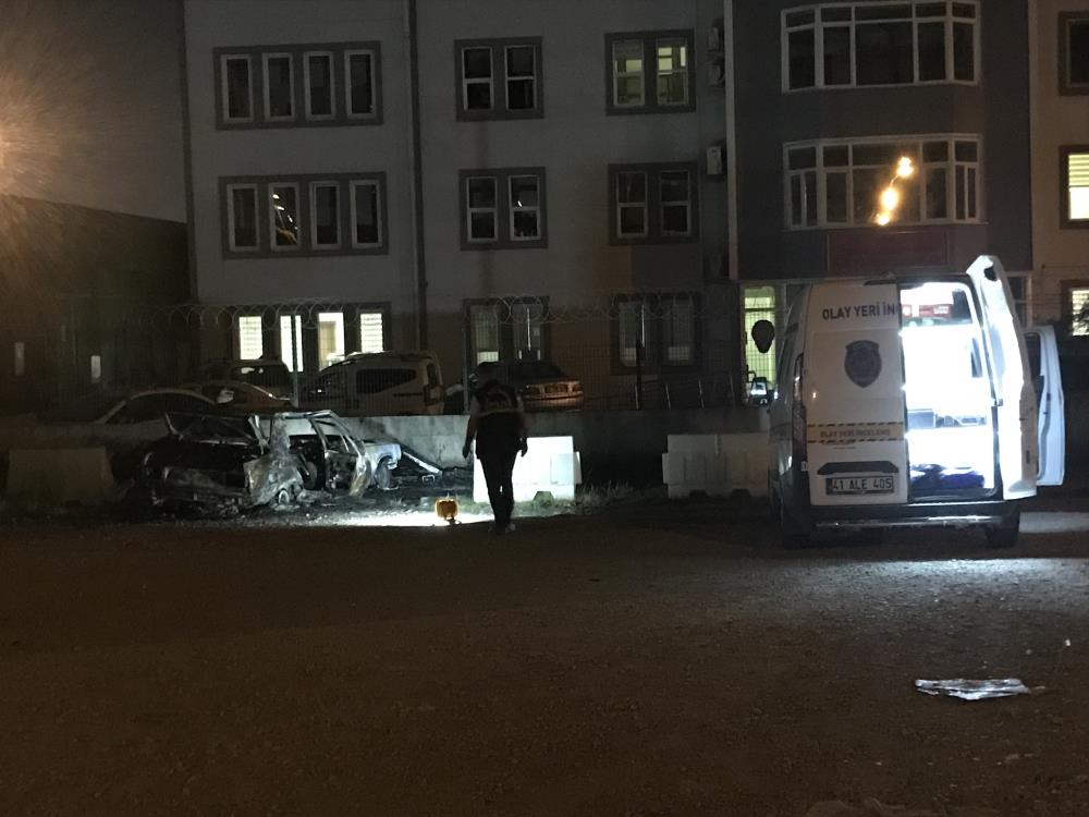 YANAN OTOMOBİLİNİ BIRAKIP KAÇTI