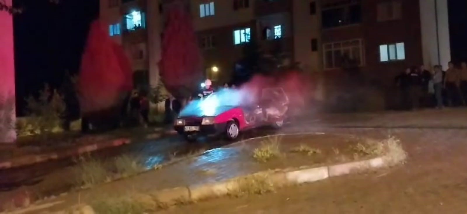 PARK HALİNDEKİ OTOMOBİL ALEV ALEV YANDI