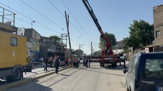 TRAMVAY YOLUNDAKİ DİREĞE ÇARPAN ARAÇTAKİ 2 KİŞİ YARALANDI