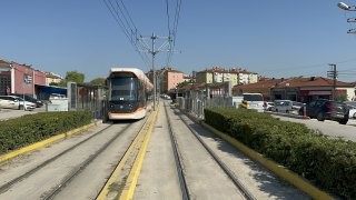 TRAMVAY YOLUNDAKİ DİREĞE ÇARPAN ARAÇTAKİ 2 KİŞİ YARALANDI