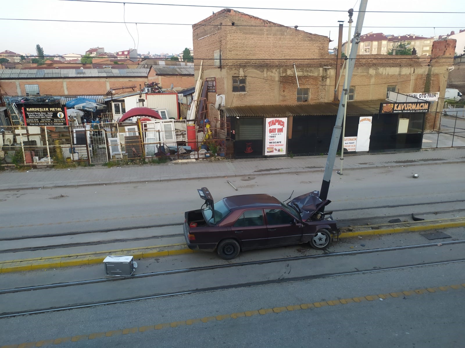 TRAMVAY YOLUNDAKİ DİREĞE ÇARPAN ARAÇTAKİ 2 KİŞİ YARALANDI