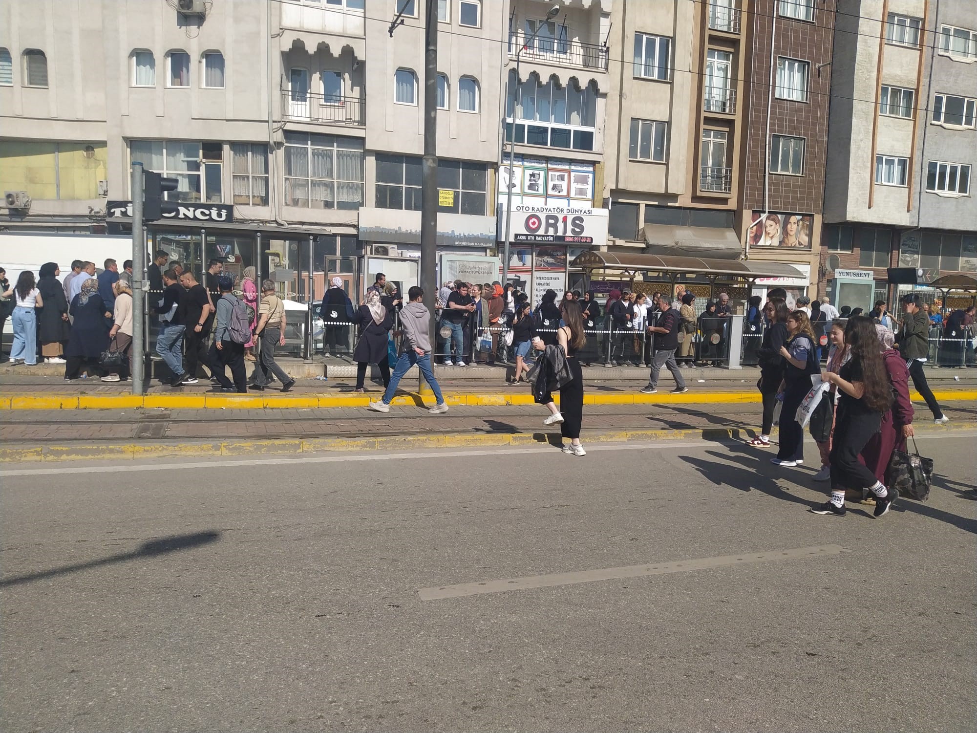 TRAMVAY YOLUNDAKİ DİREĞE ÇARPAN ARAÇTAKİ 2 KİŞİ YARALANDI
