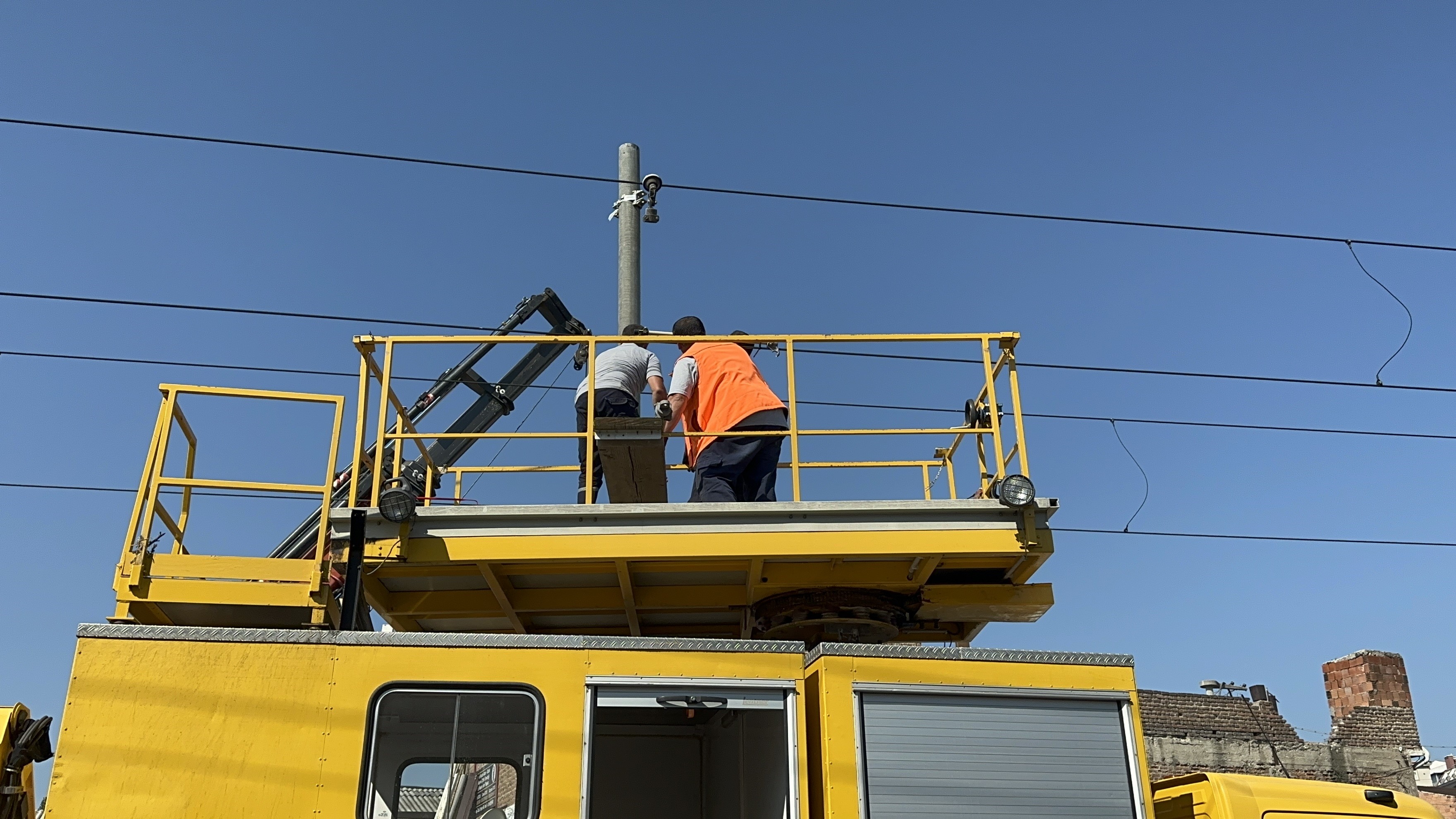 TRAMVAY YOLUNDAKİ DİREĞE ÇARPAN ARAÇTAKİ 2 KİŞİ YARALANDI