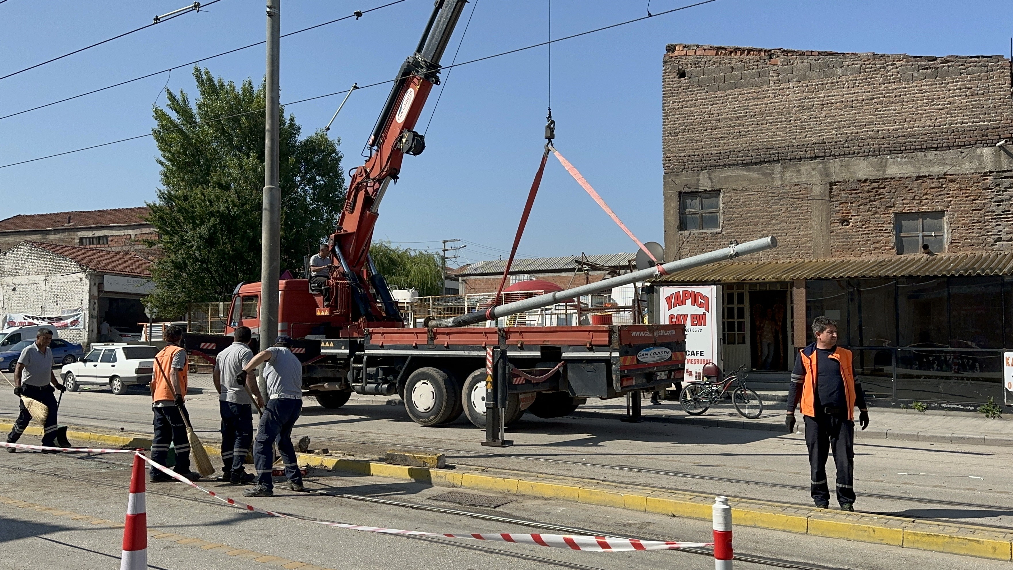 TRAMVAY YOLUNDAKİ DİREĞE ÇARPAN ARAÇTAKİ 2 KİŞİ YARALANDI