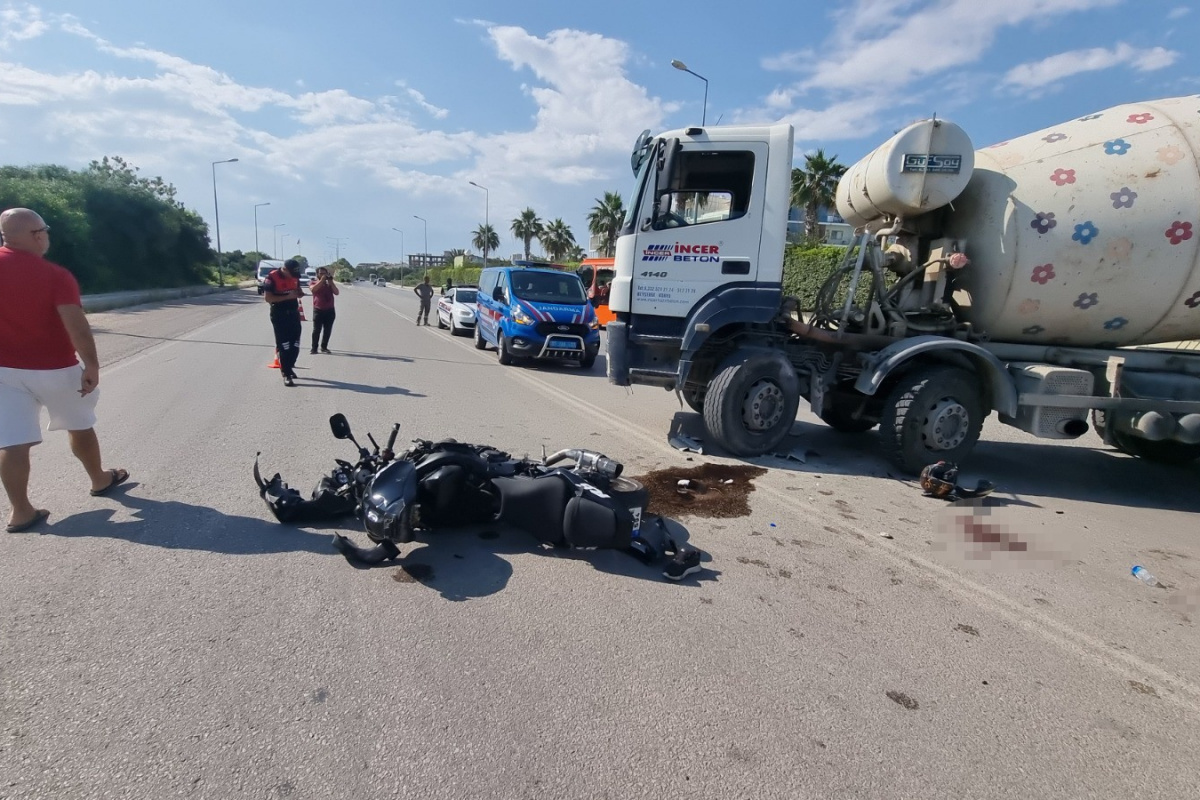 BETON MİKSERİ MOTOSİKLETLE ÇARPIŞTI