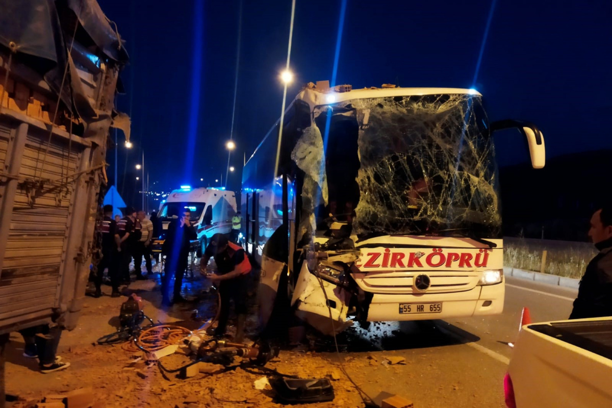 YOLCU OTOBÜSÜ TUĞLA YÜKLÜ TIRA ÇARPTI:1 ÖLÜ, 9 YARALI
