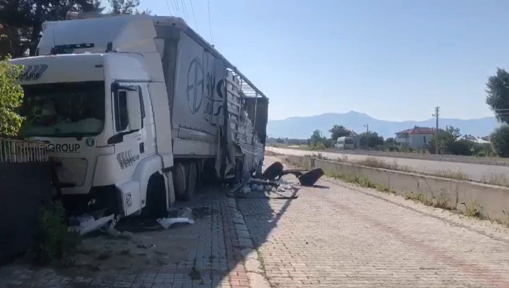 ŞOFÖRÜ UYUYAN TIR ALEV ALDI