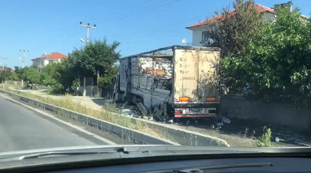 ŞOFÖRÜ UYUYAN TIR ALEV ALDI