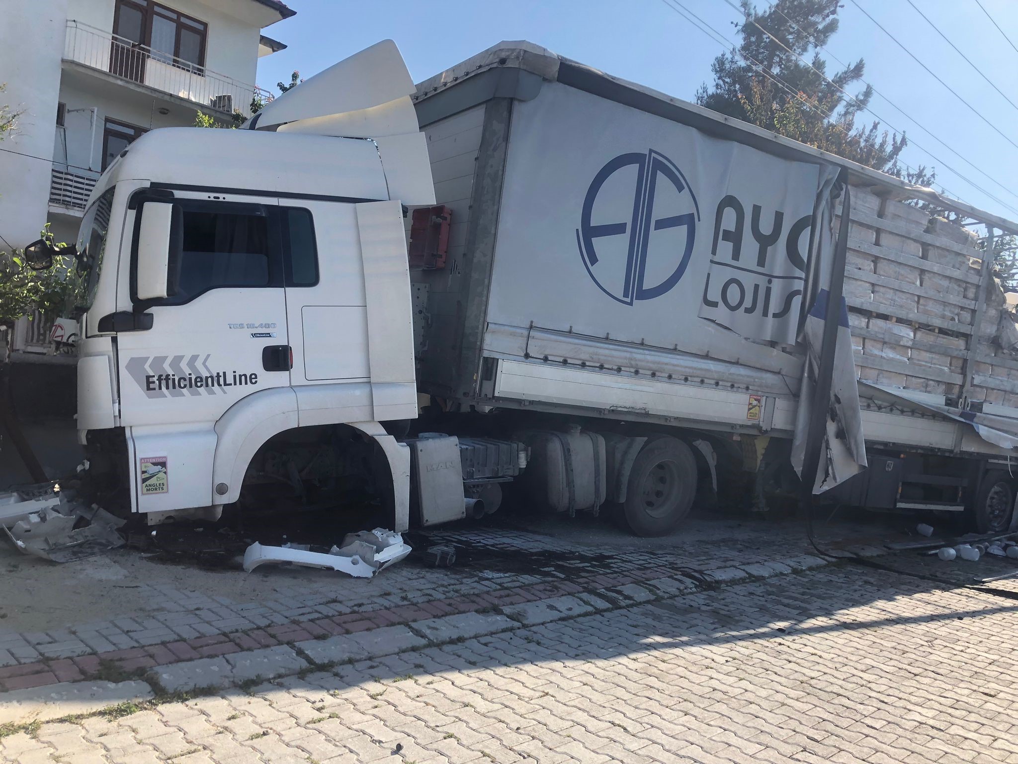 ŞOFÖRÜ UYUYAN TIR ALEV ALDI