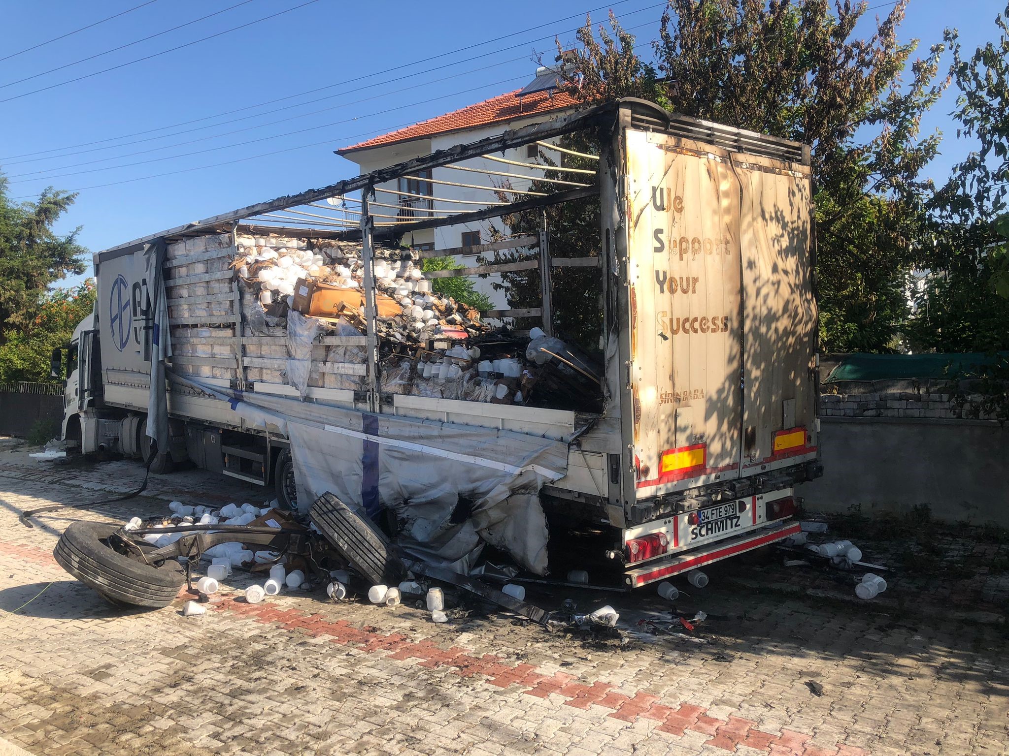 ŞOFÖRÜ UYUYAN TIR ALEV ALDI