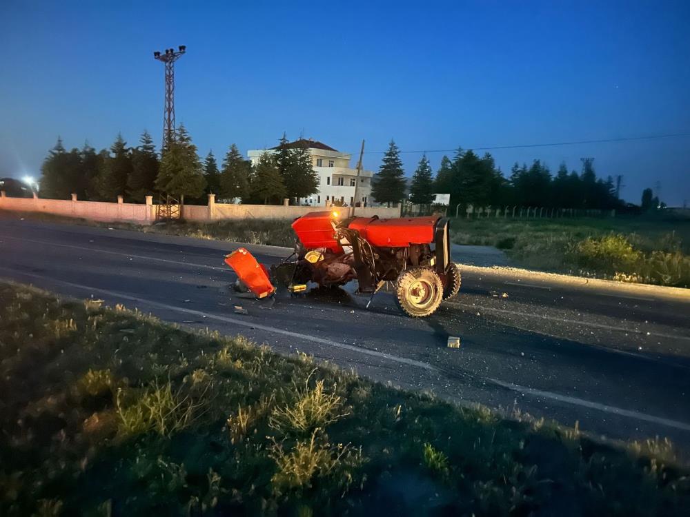 OTOMOBİLİN ÇARPTIĞI TRAKTÖR 3 PARÇAYA BÖLÜNDÜ