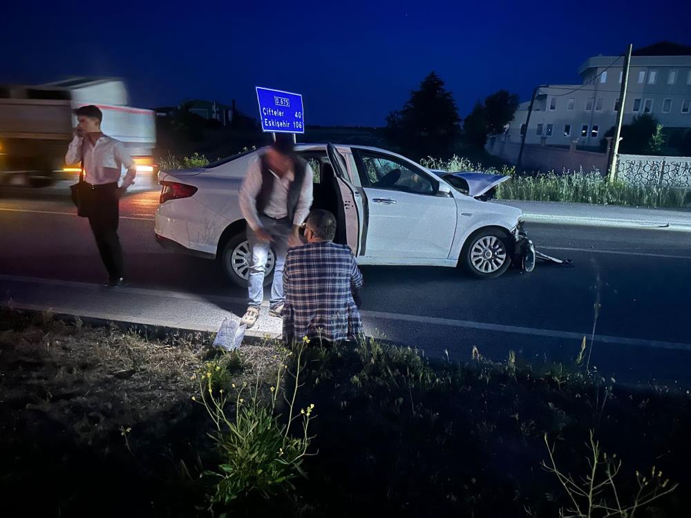 OTOMOBİLİN ÇARPTIĞI TRAKTÖR 3 PARÇAYA BÖLÜNDÜ