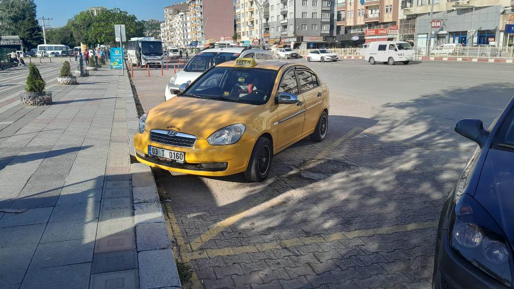 AFYON'DA TAKSİ ÜCRETLERİNE YÜZDE YÜZ ZAM GELDİ