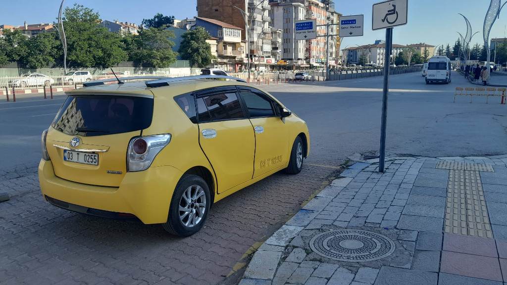 AFYON'DA TAKSİ ÜCRETLERİNE YÜZDE YÜZ ZAM GELDİ
