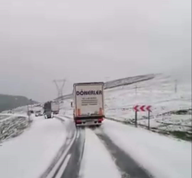 HAZİRAN AYINDA ŞAŞIRTAN GÖRÜNTÜ... HER YER BEYAZA BÜRÜNDÜ!