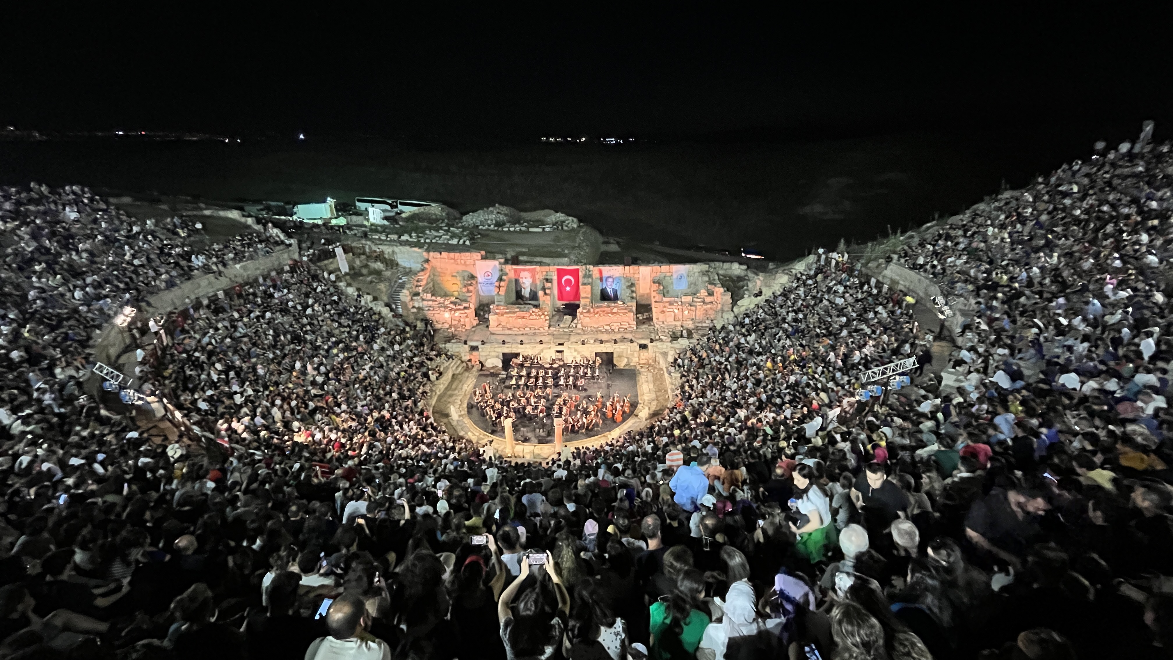 2 BİN 200 YILLIK ANTİK TİYATRODA KONSER