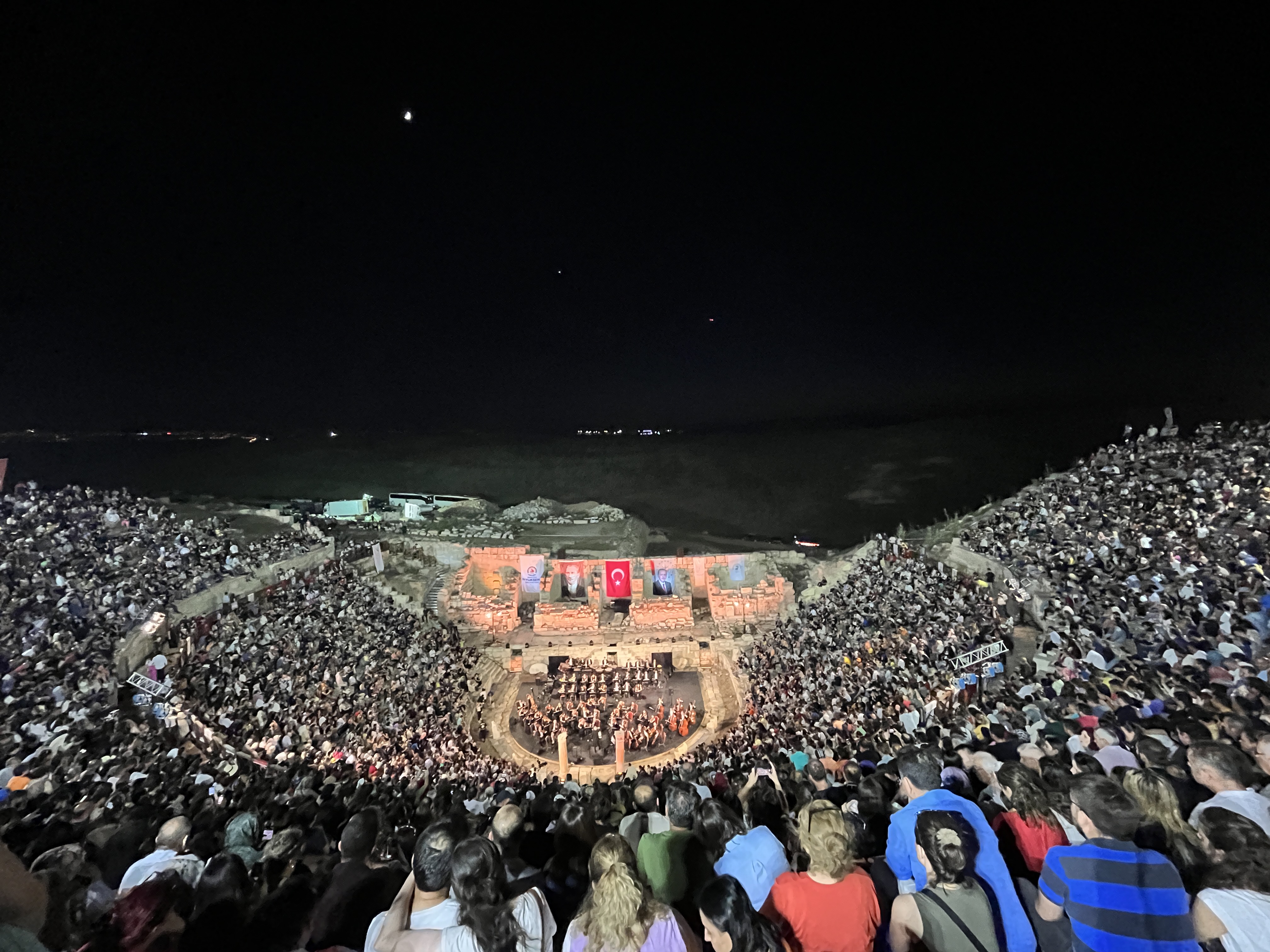 2 BİN 200 YILLIK ANTİK TİYATRODA KONSER