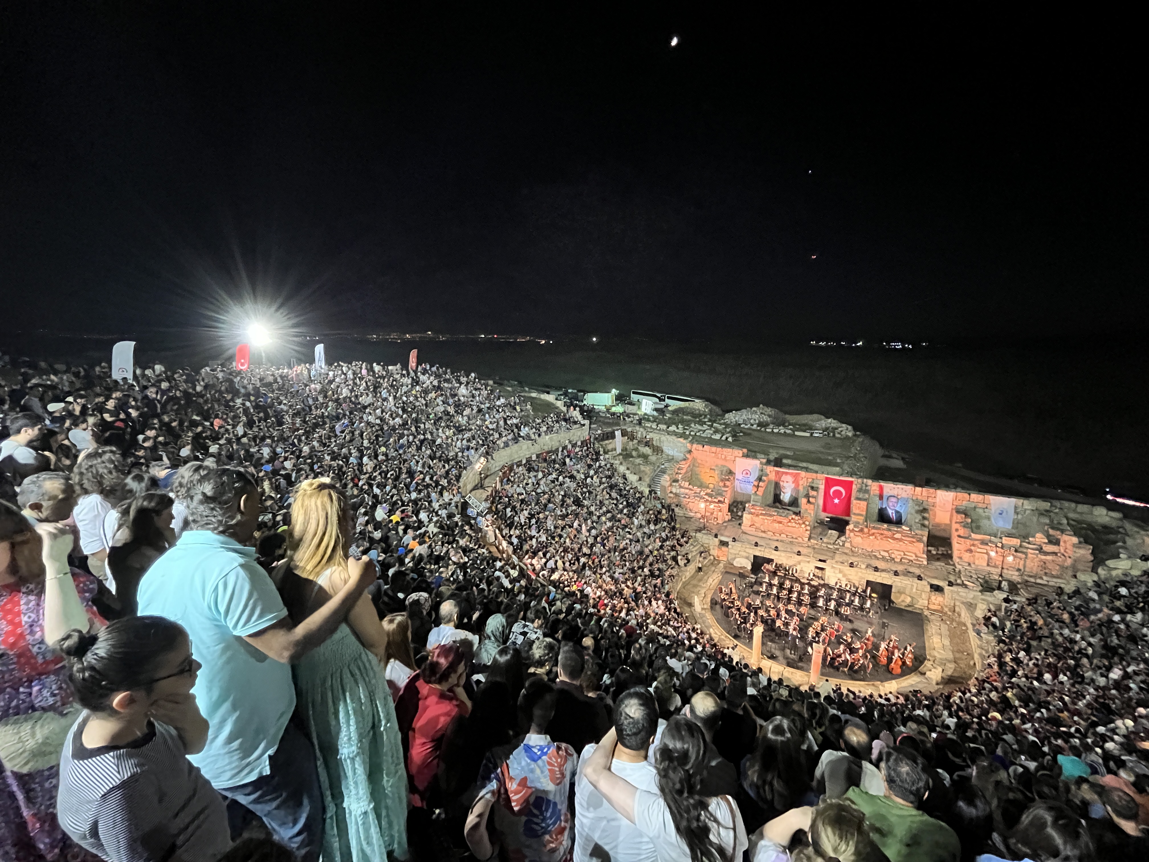 2 BİN 200 YILLIK ANTİK TİYATRODA KONSER