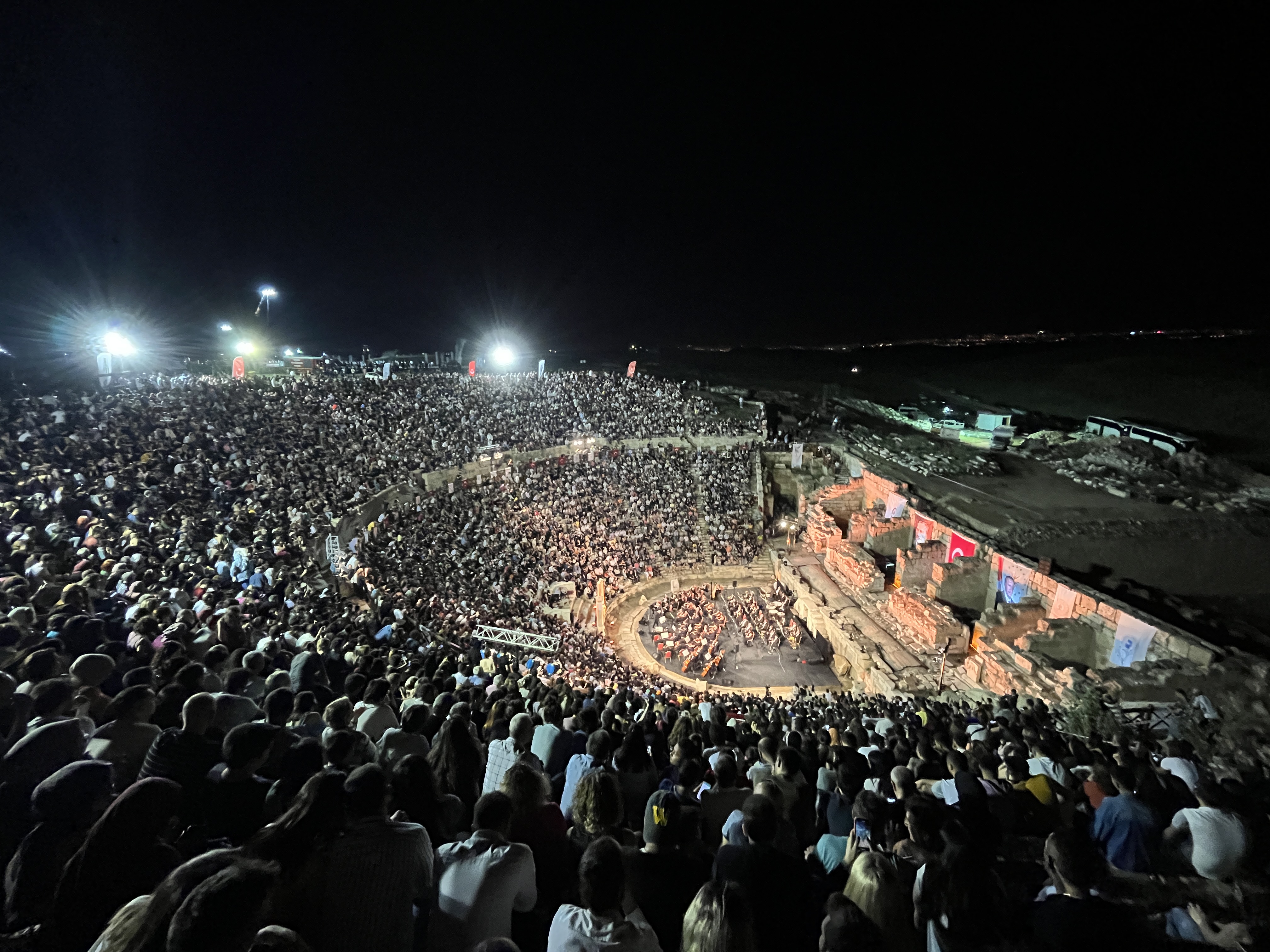 2 BİN 200 YILLIK ANTİK TİYATRODA KONSER