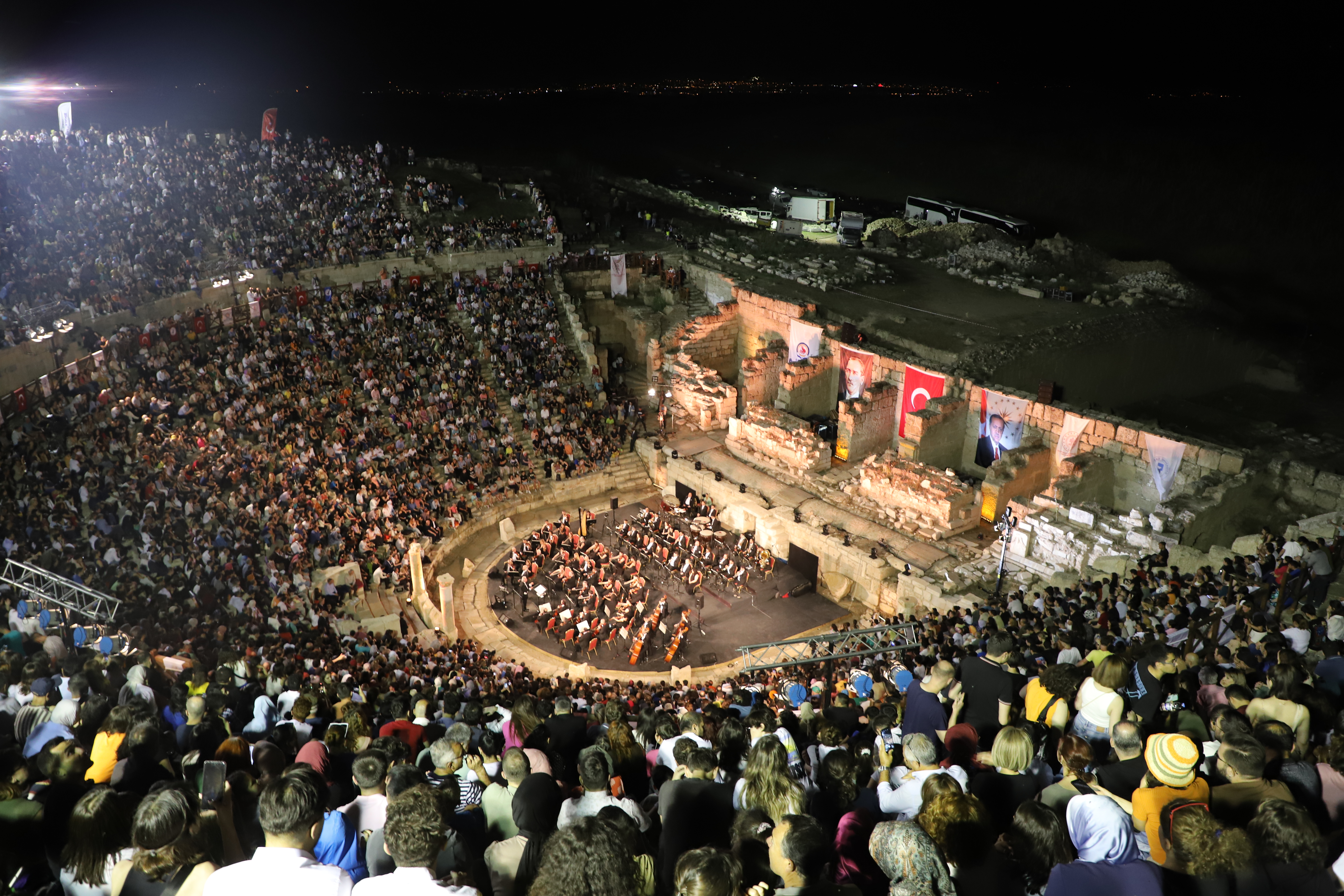 2 BİN 200 YILLIK ANTİK TİYATRODA KONSER