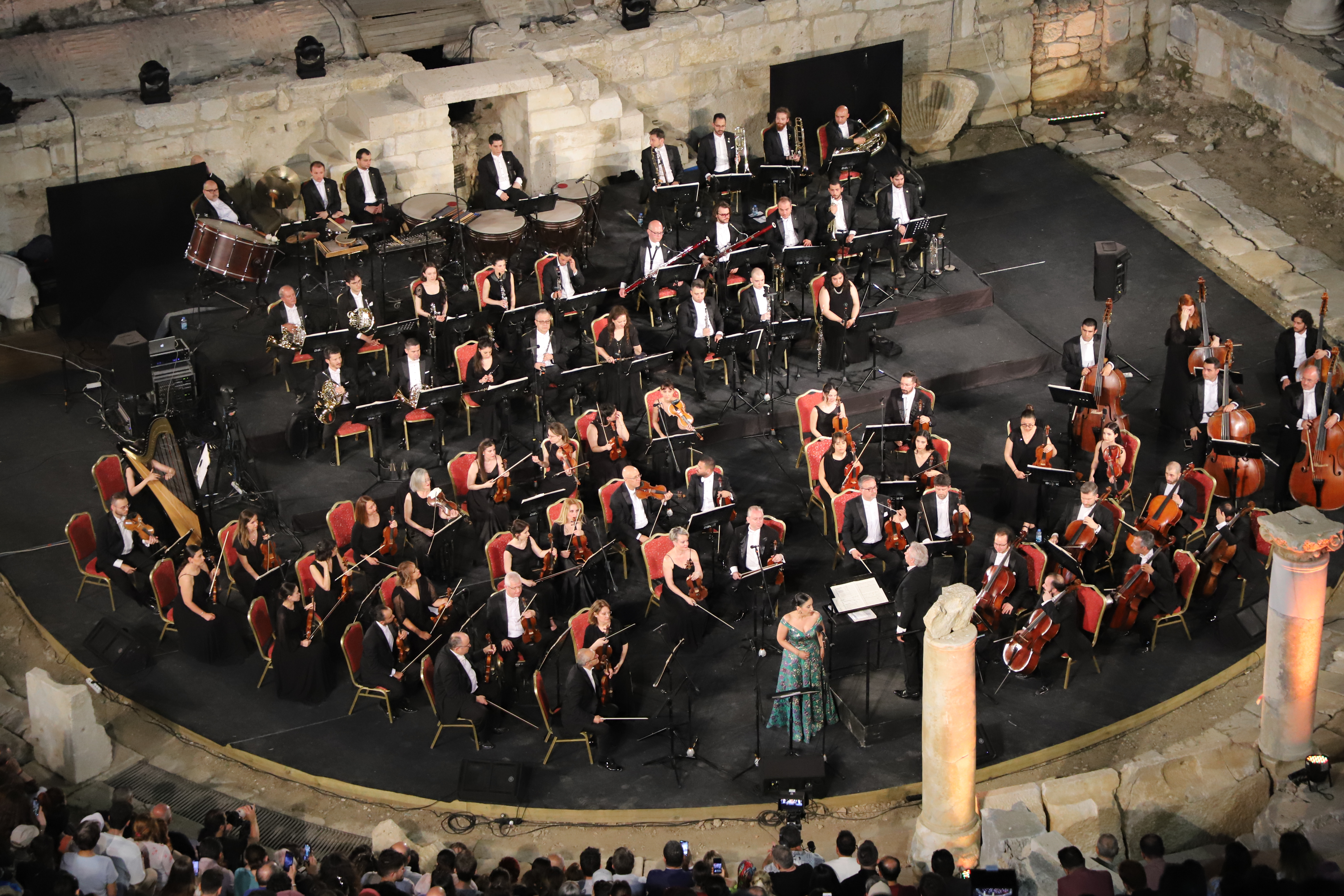 2 BİN 200 YILLIK ANTİK TİYATRODA KONSER