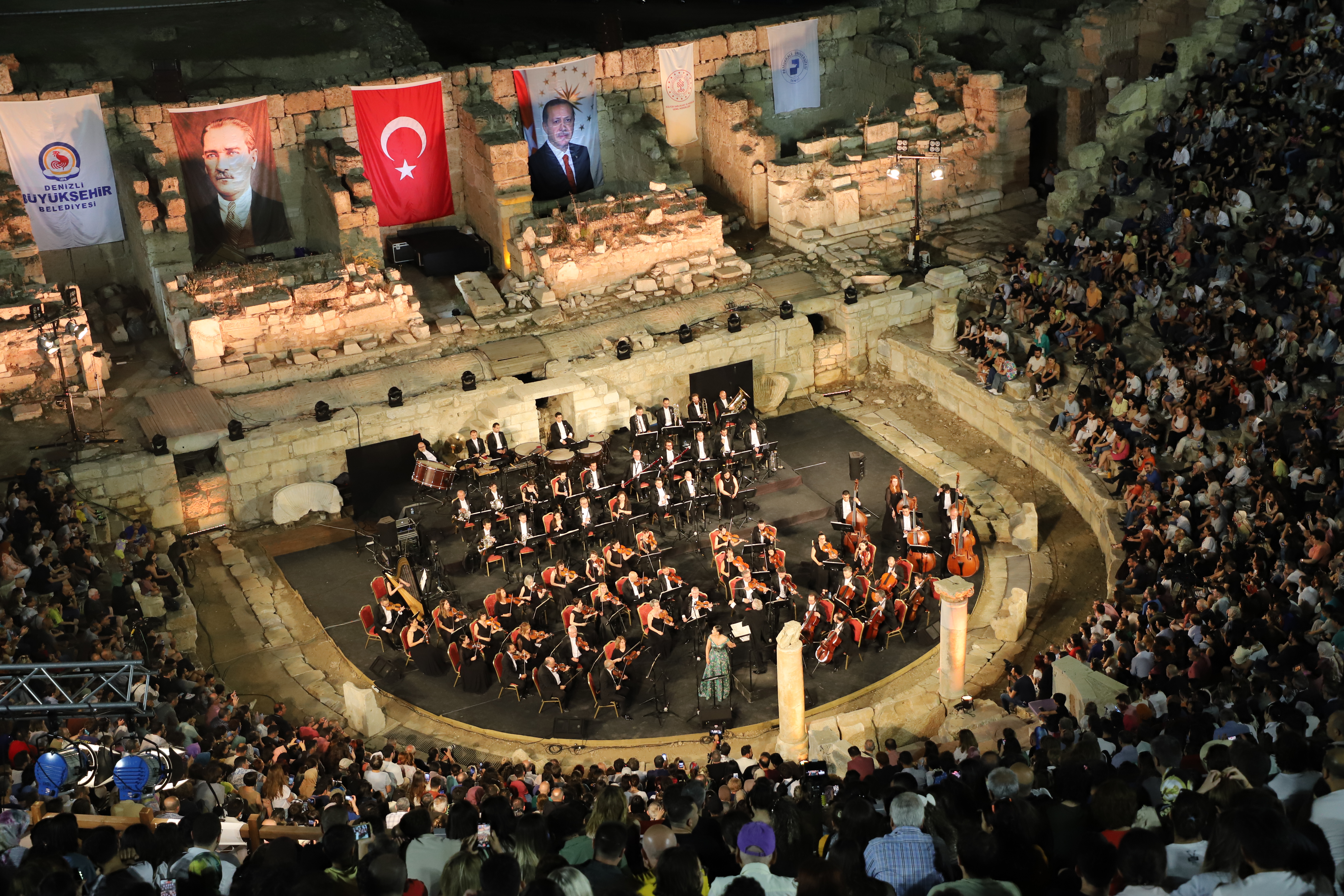 2 BİN 200 YILLIK ANTİK TİYATRODA KONSER