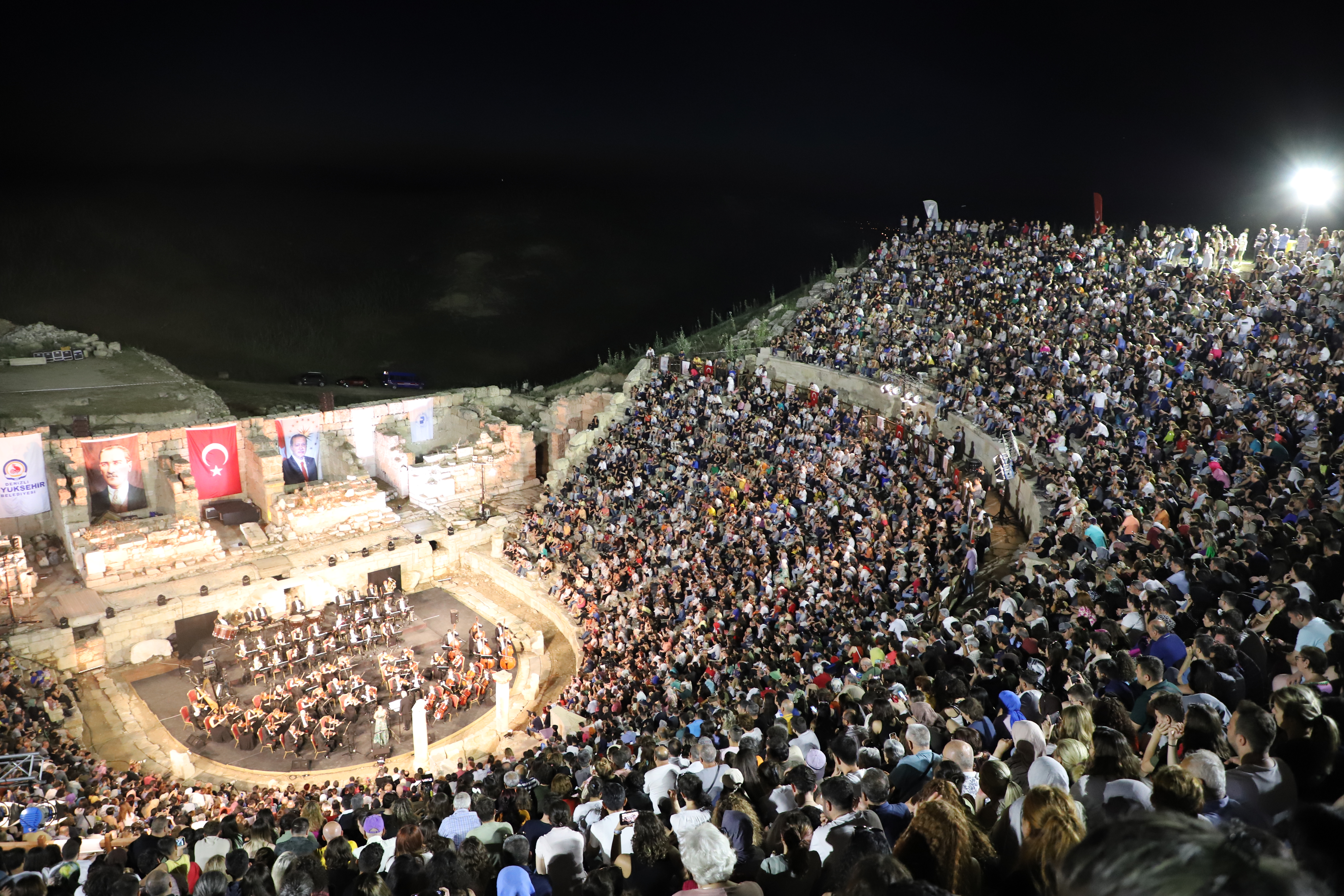 2 BİN 200 YILLIK ANTİK TİYATRODA KONSER