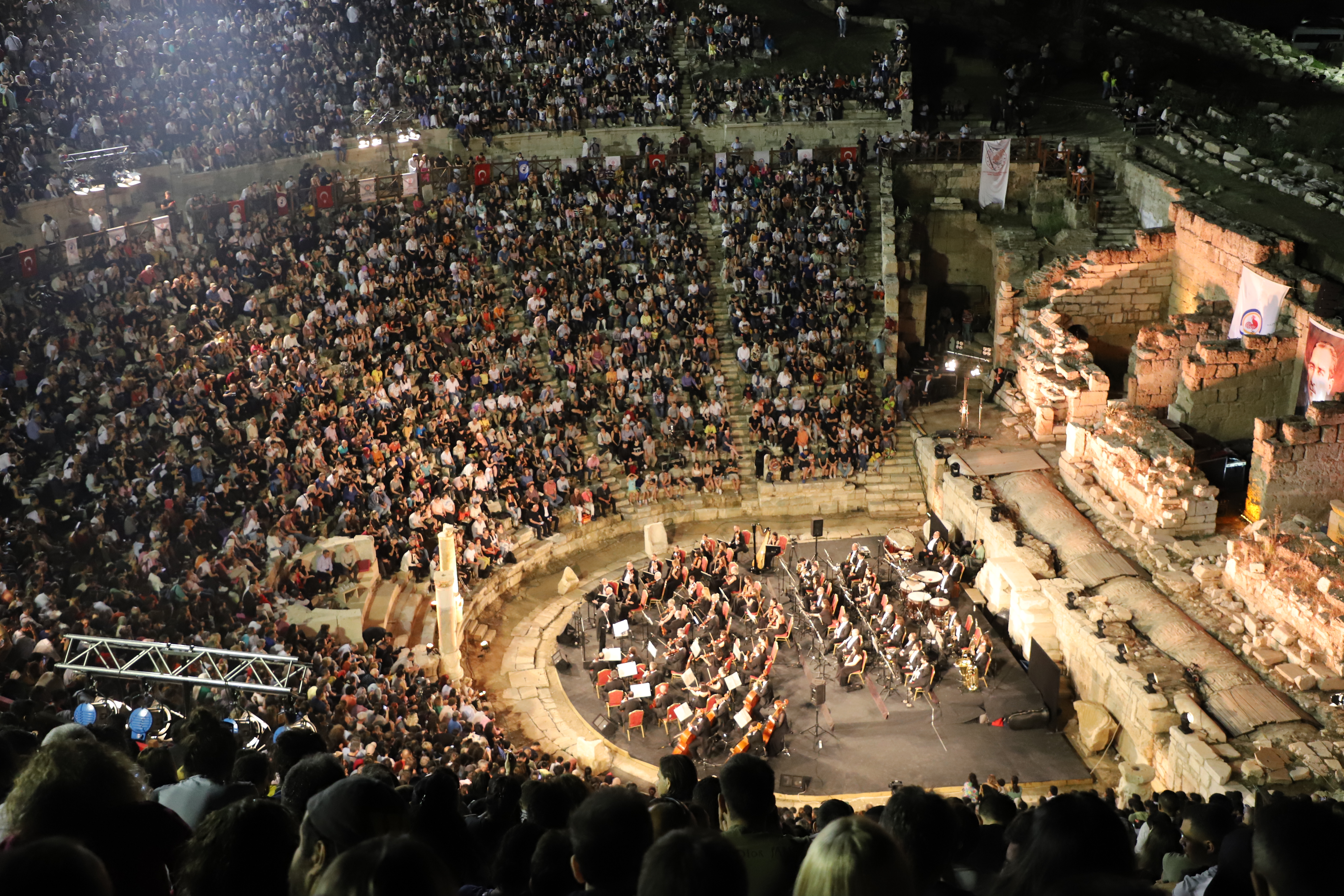 2 BİN 200 YILLIK ANTİK TİYATRODA KONSER