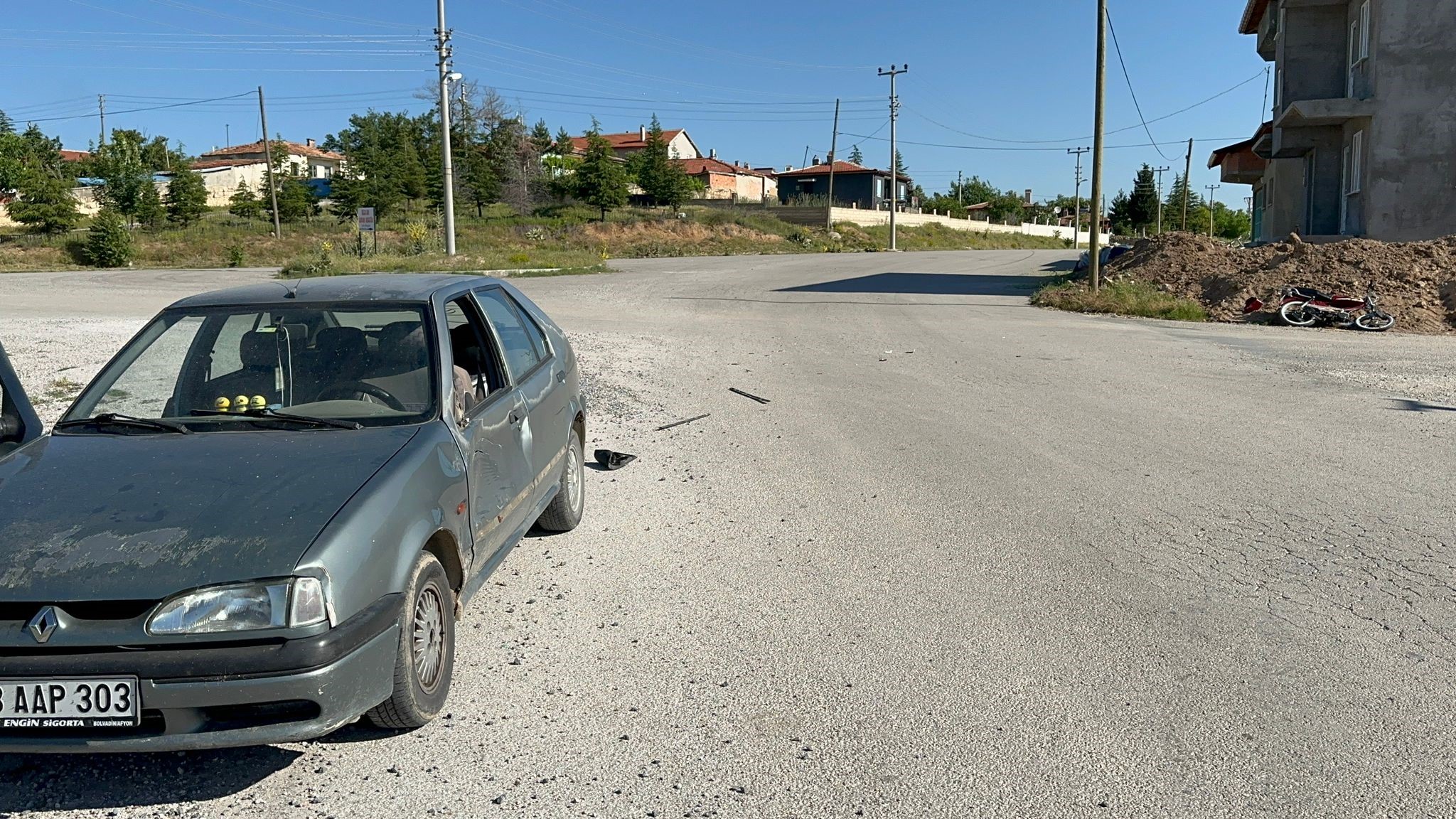 OTOMOBİL İLE MOTOSİKLET ÇARPIŞTI: 1 YARALI