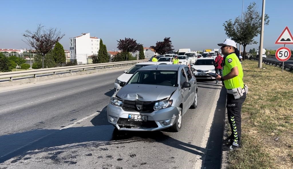9 ARAÇ BİRBİRİNE GİRDİ: 5 YARALI