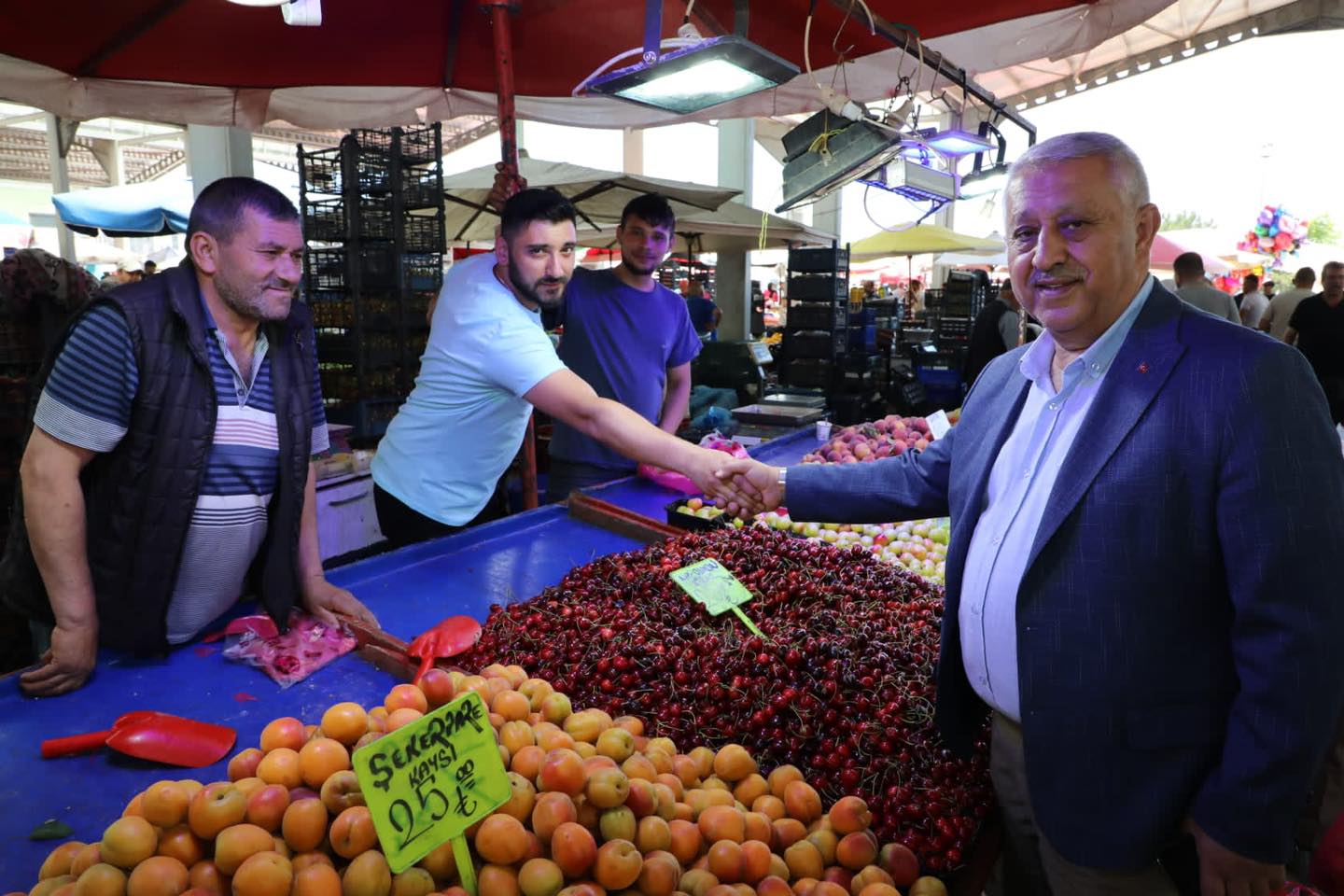 ZEYBEK, PAZAR ESNAFININ BAYRAMINI KUTLADI