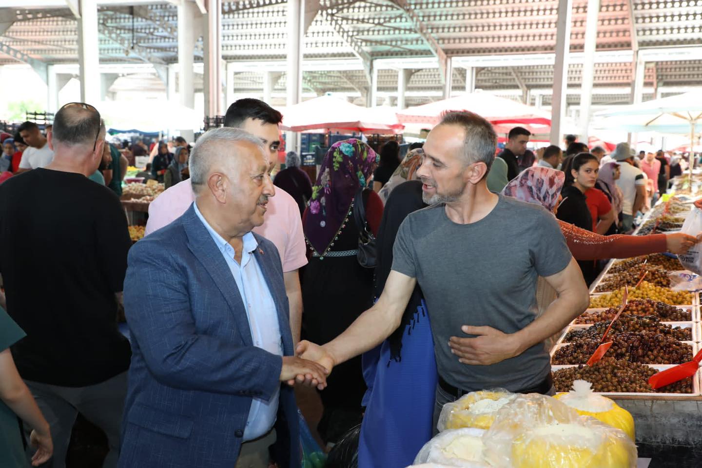 ZEYBEK, PAZAR ESNAFININ BAYRAMINI KUTLADI