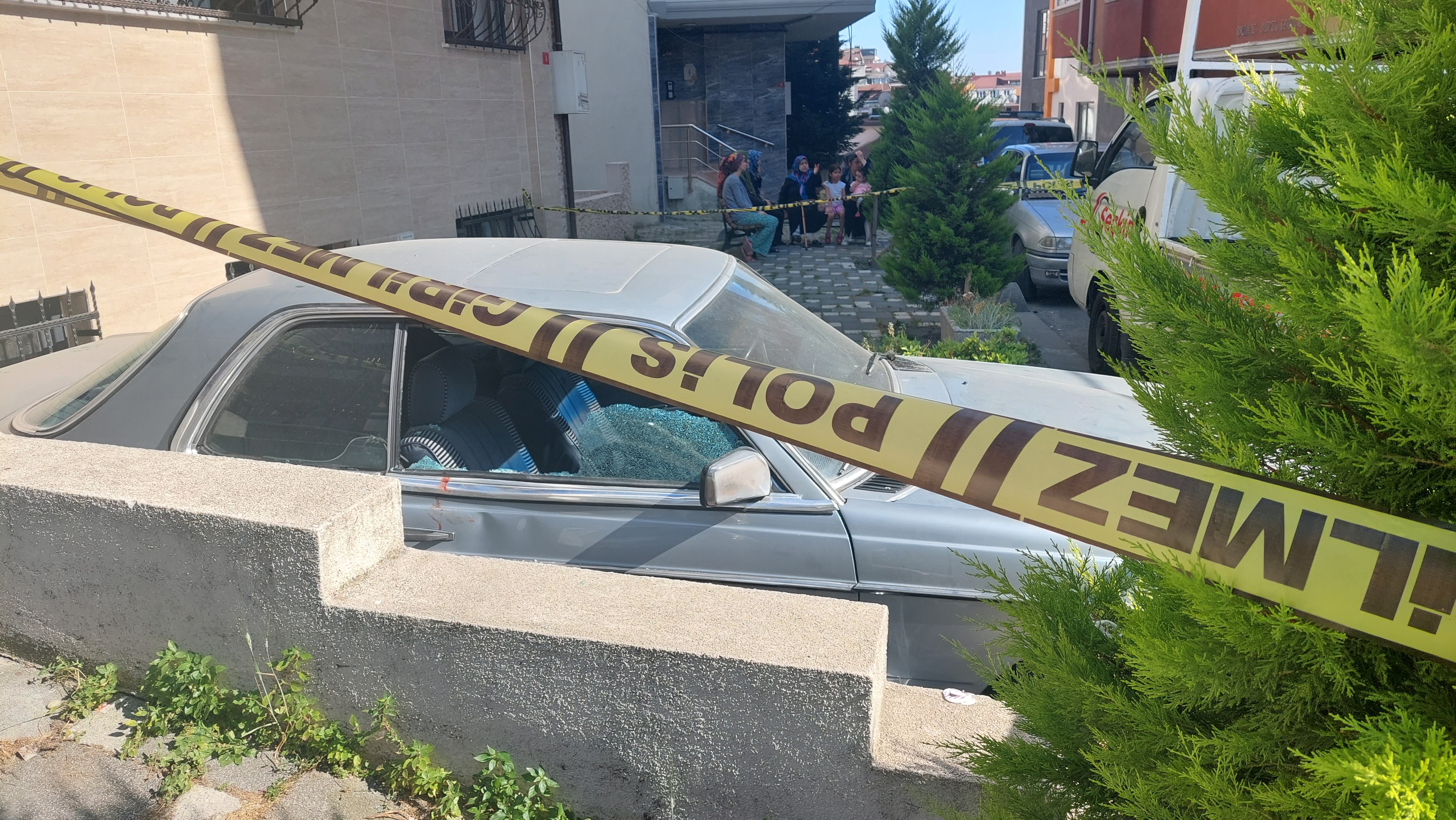ÇATIDAN AŞAĞI DÜŞEN ADAM HAYATINI KAYBETTİ