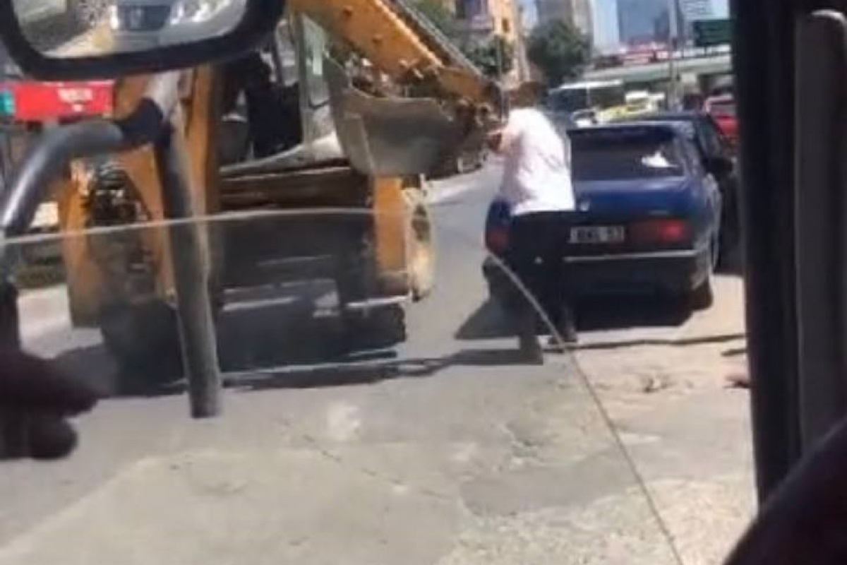 OPERATÖR TRAFİKTE OTOMOBİLE KEPÇE İLE VURMAYA ÇALIŞTI