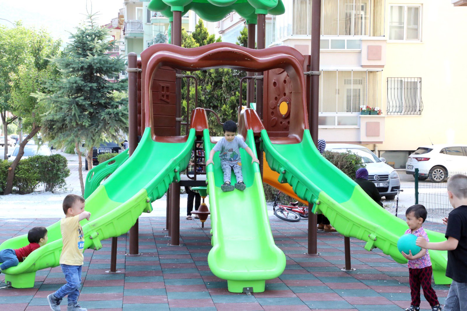 DERVİŞPAŞA’DA ÇOCUKLAR SEVİNDİRİLDİ