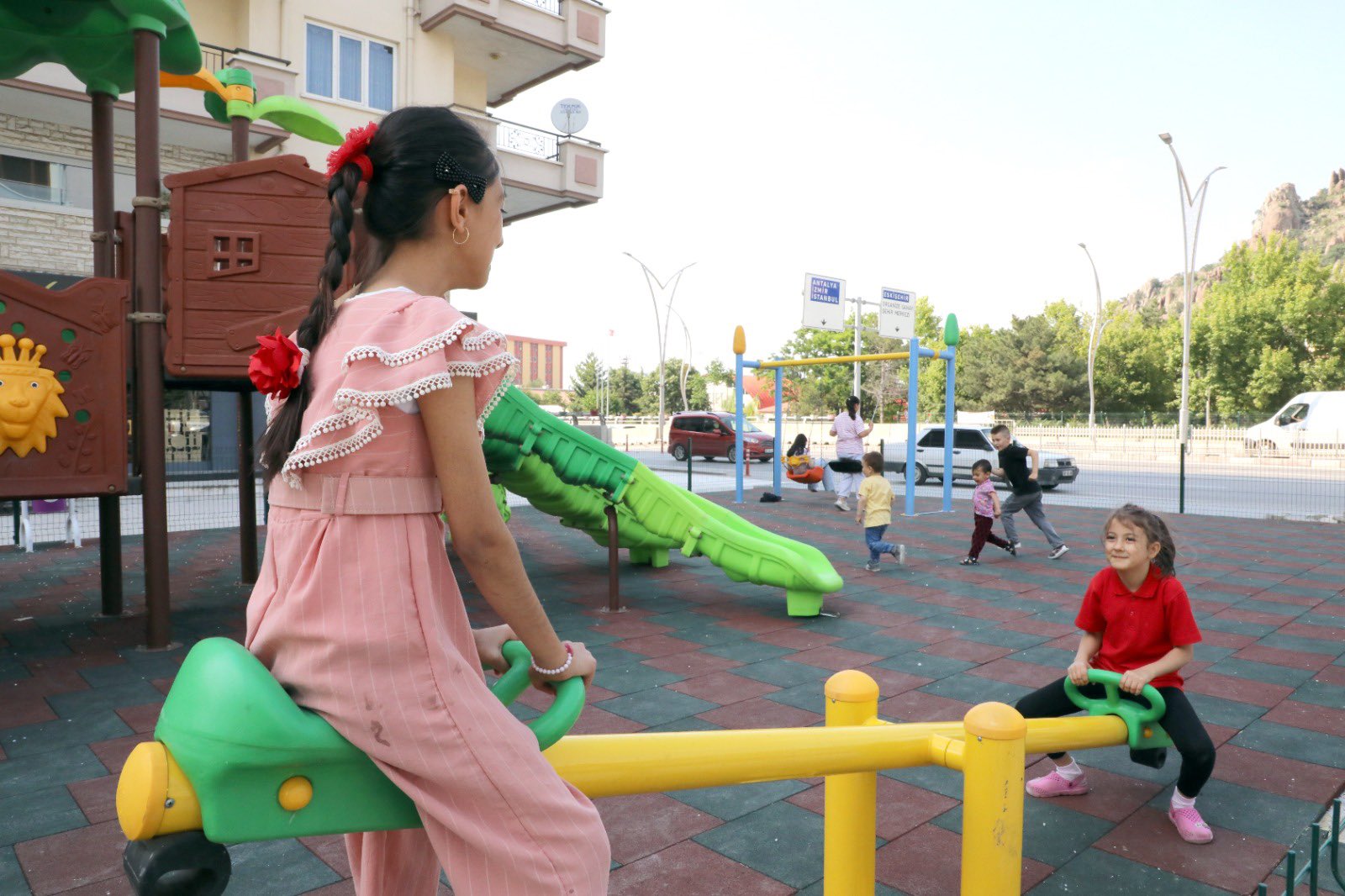 DERVİŞPAŞA’DA ÇOCUKLAR SEVİNDİRİLDİ